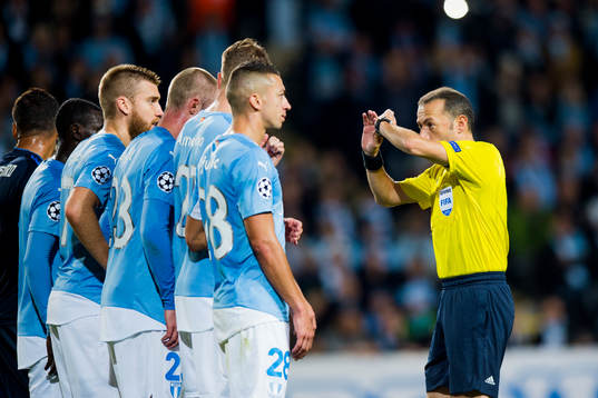 Domaren Cüneyt Çakir instruerar Malmö FFs försvar