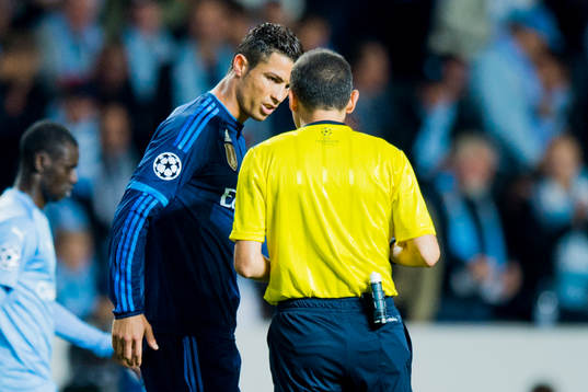 Real Madrids Cristiano Ronaldo i diskussion med domaren