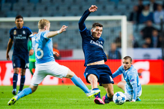 Malmö FFs Oscar Lewicki och Vladimir Rodic jagar Real