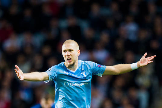 Malmö FFs Anton Tinnerholm gestikulerar