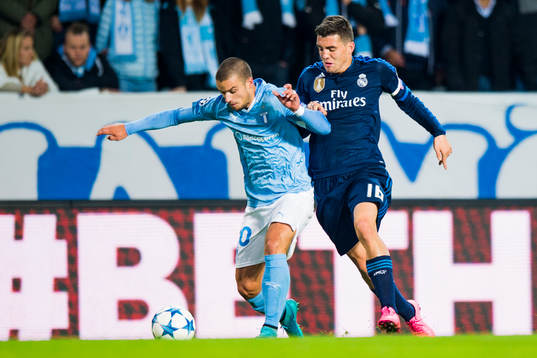 Malmö FFs Vladimir Rodic jagas av Real Madrids Mateo