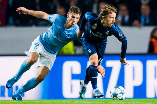 Malmö FFs Markus Rosenberg jagar Real Madrids Luka Modric