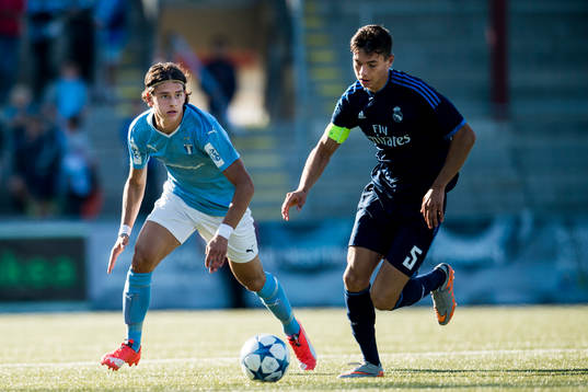 Malmö FFs Emin Karaman och Real Madrids Javier Sanchez