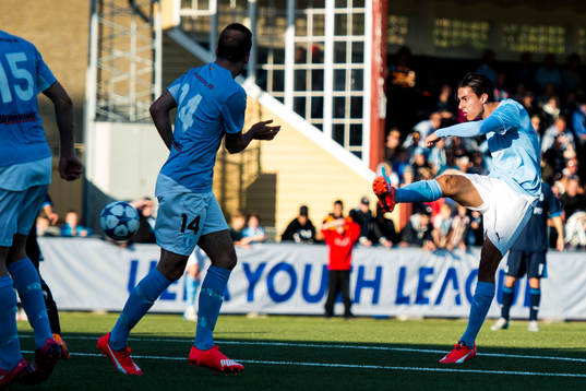 Malmö FFs Isak Redzic skjuter in matchens enda mål 1-0