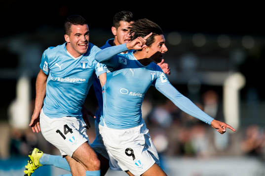 Malmö FFs Granit Stagova och Isak Redzic jublar