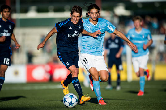Real Madrids Alejandro Salto ikamp med Malmö FFs Emin