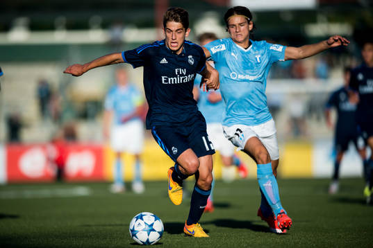 Real Madrids Alejandro Salto ikamp med Malmö FFs Emin
