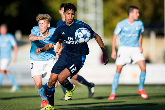 Real Madrids Achraf Hakimi och Malmö FFs Teddy Bergqvist