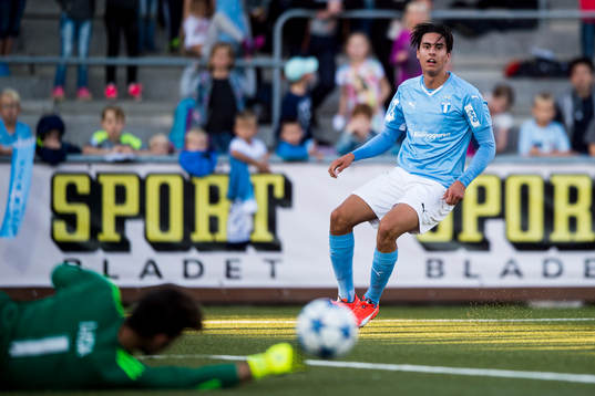 Malmö FFs Isak Redzic skjuter mot Real Madrids målvakt