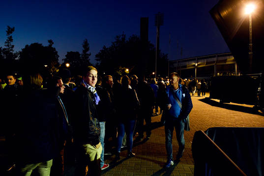 Långa köer utanför arenan
