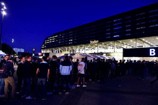 Långa köer utanför arenan