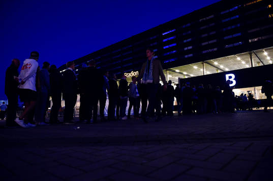 Långa köer utanför arenan