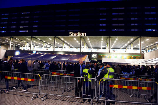 Långa köer utanför arenan