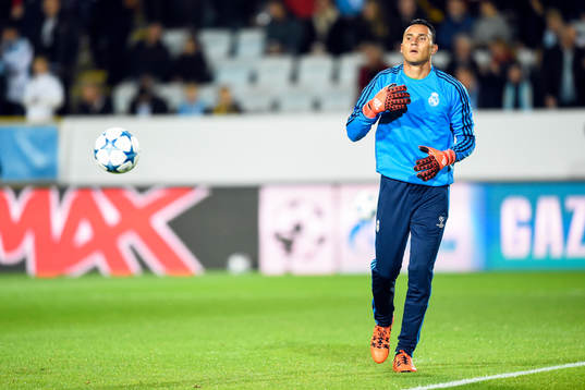 Real Madrids målvakt Keylor Navas värmer upp
