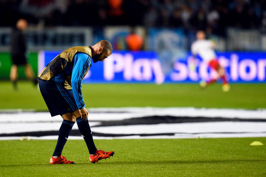 Real Madrids Karim Benzema värmer upp