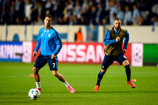 Real Madrids Cristiano Ronaldo och Karim Benzema värmer upp