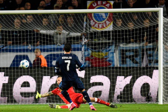 Real Madrids Cristiano Ronaldo gör 0-1 bakom Malmö FFs
