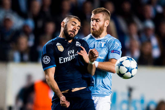 Real Madrids Karim Benzema och Malmö FFs Rasmus Bengtsson