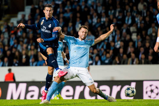 Real Madrids Cristiano Ronaldo och Malmö FFs Kari Arnarson