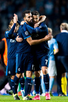 Real Madrids Alvaro Arbeloa och Cristiano Ronaldo kramas