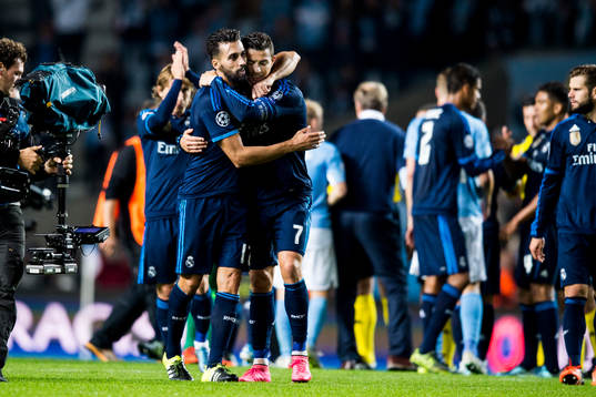 Real Madrids Alvaro Arbeloa och Cristiano Ronaldo kramas