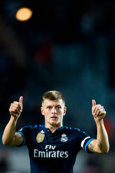 Real Madrids Toni Kroos tackar publiken