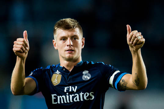 Real Madrids Toni Kroos tackar publiken