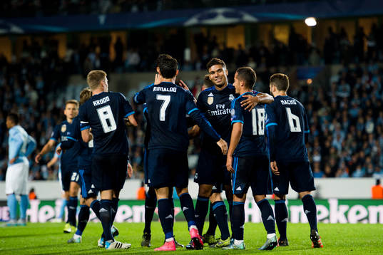 Real Madrids spelare med Casemiro (m) jublar