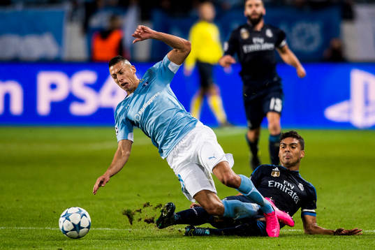 Malmö FFs Nikola Djurdjic kapas av Real Madrids Casemiro