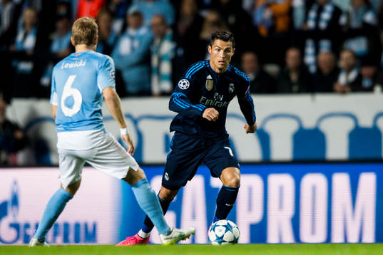 Real Madrids Cristiano Ronaldo mot Malmö FFs Oscar Lewicki