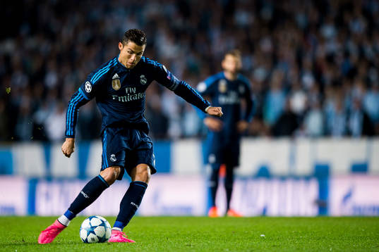 Real Madrids Cristiano Ronaldo skjuter en frispark