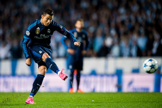 Real Madrids Cristiano Ronaldo skjuter en frispark