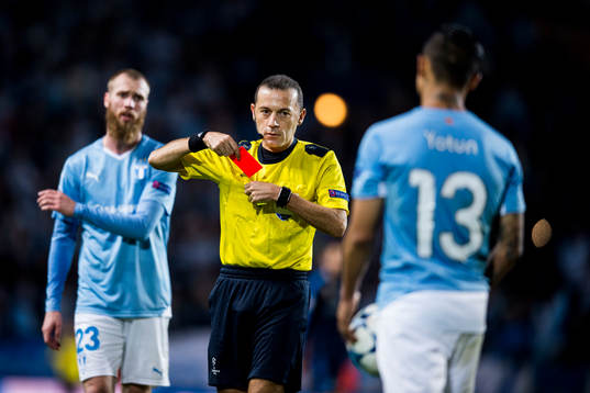 Domare Cüneyt Çakir ger rött kort till Malmö FFs Victor