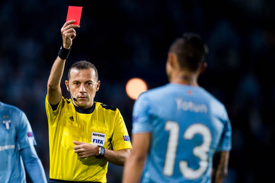 Domare Cüneyt Çakir ger rött kort till Malmö FFs Victor