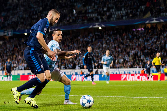 Real Madrids Karim Benzema mot Malmö FFs Victor Yoshimar