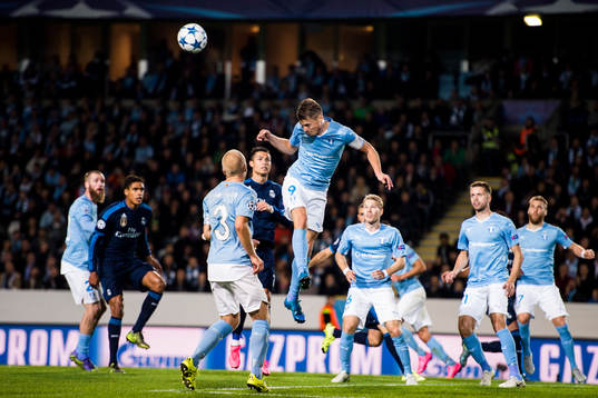 Malmö FFs Markus Rosenberg nickar undan en boll framför