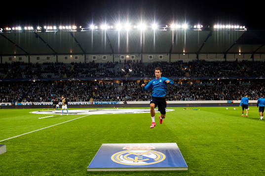 Real Madrids Cristiano Ronaldo hoppar över klubbemblemet