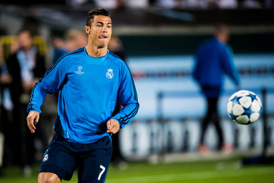 Real Madrids Cristiano Ronaldo värmer upp