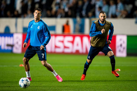 Real Madrids Cristiano Ronaldo och Karim Benzema värmer upp