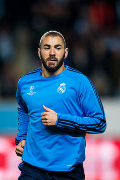 Real Madrids Karim Benzema värmer upp