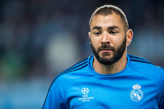 Real Madrids Karim Benzema värmer upp