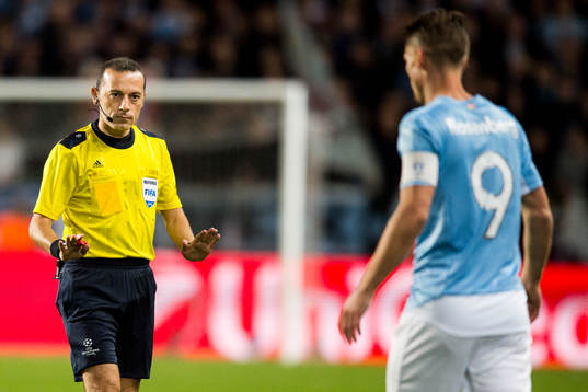 Domare Cüneyt Çakir ber Malmö FFs Markus Rosenberg lunga