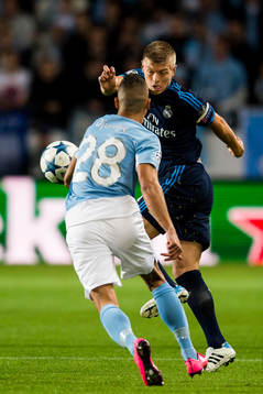Real Madrids Toni Kroos och Malmö FFs Nikola Djurdjic