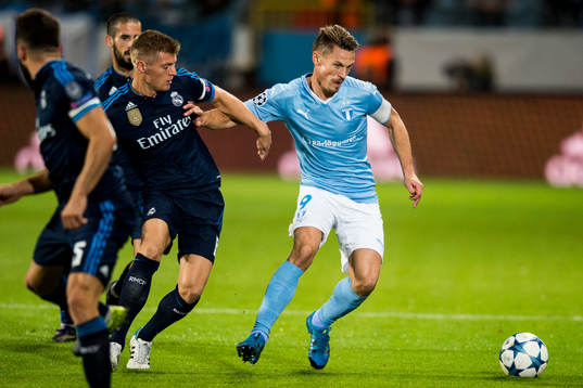 Malmö FFs Markus Rosenberg håller undan Real Madrids Toni