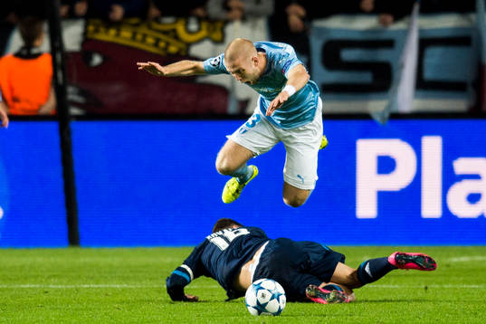 Real Madrids Mateo Kovacic glidtacklar mot Malmö FFs Anton