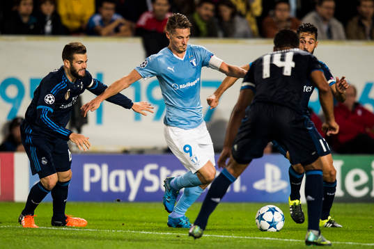 Malmö FFs Markus Rosenberg tar sig förbi Real Madrids
