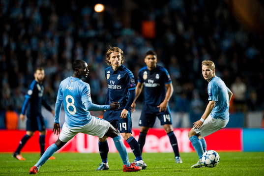 Real Madrids Luka Modric slår en passning mellan Malmö