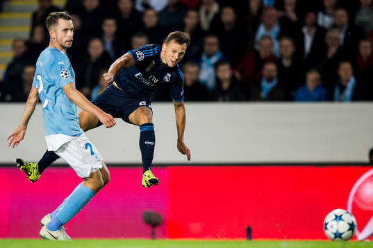 Real Madrids Denis Cheryshev testar skott