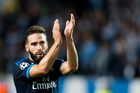 Real Madrids Daniel Carvajal Ramos tackar publiken