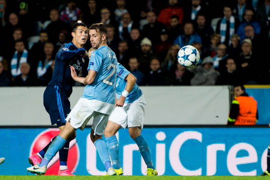 Real Madrids Cristiano Ronaldo testar skott förbi Malmö